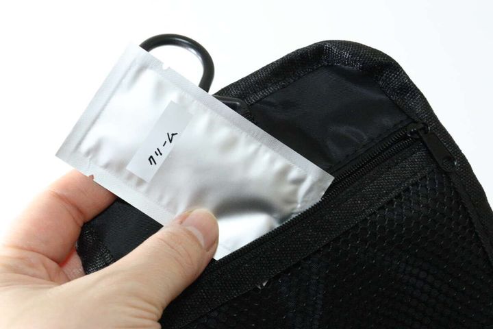 セリアの持ち運びやすいトラベル用パウチ容器 5ml 15P 熱圧着 アルミ