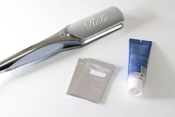 セリアのトラベル用パウチ容器 5ml 15P 熱圧着 アルミとヘアアイロンと化粧下地