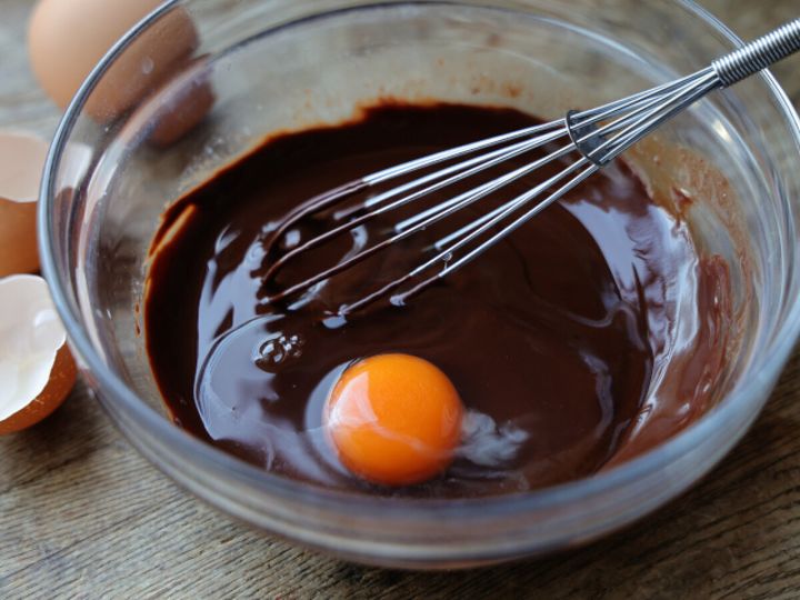 卵をひとつずつ割り入れ、その都度混ぜ合わせる