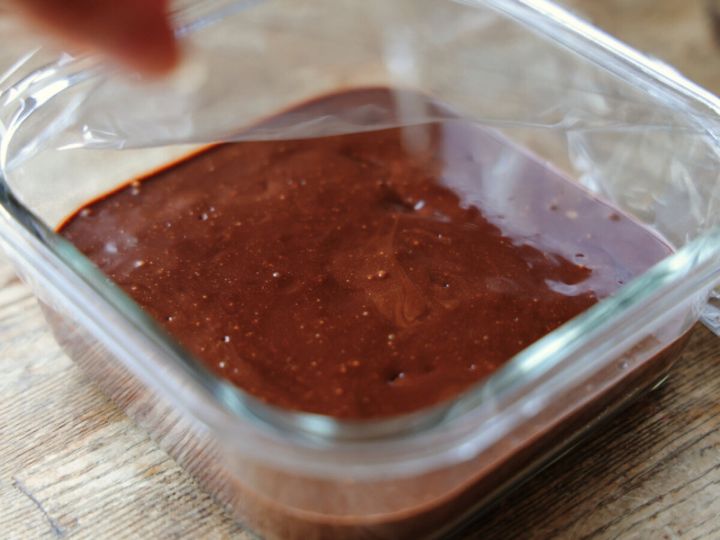 耐熱容器やタッパーに流し入れ、ふわっとラップをして、電子レンジ600Wで2分30秒ほど加熱する