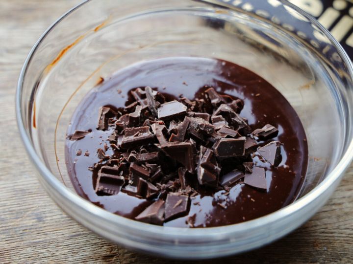 別にしておいたチョコレート100gを加え、和える。