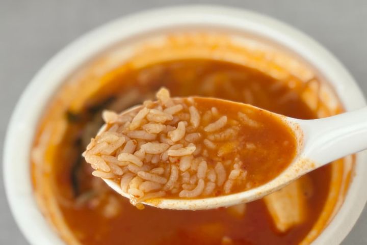 その辛さがちょうどいい。【セブン】のスープごはんは寒い日にもおすすめ