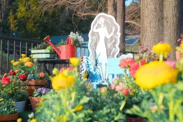 【写真】色とりどりのアイスチューリップと物語のキャラクター装飾が並ぶ、ムーミンバレーパーク「入り江のテラス」の昨年度実施イメージ