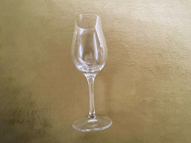 ダイソー 赤ワイングラス 万能型