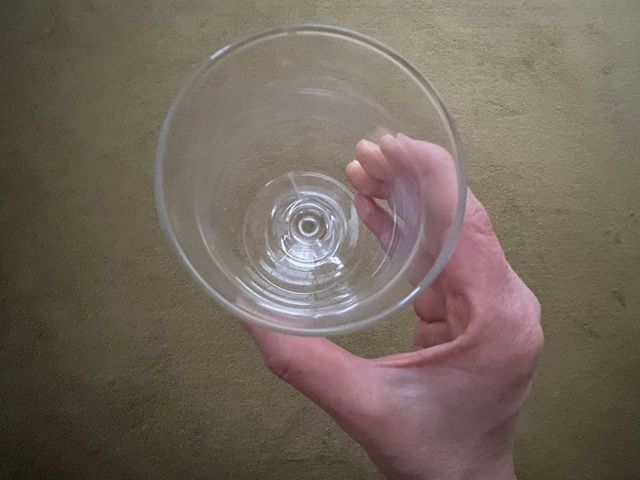 ダイソー 赤ワイングラス 飲み口が少し開いたチューリップ型