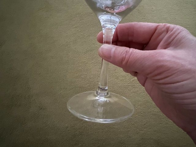 ダイソー 赤ワイングラス 長めのステム