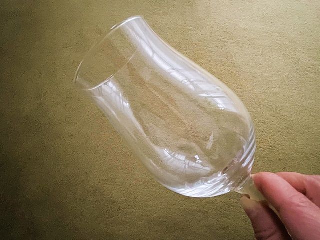 ダイソー 赤ワイングラス 軽くて扱いやすいソーダガラス製