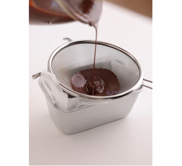 生地をこして型に流し入れ、バットに置く （C）emi sweets／KADOKAWA