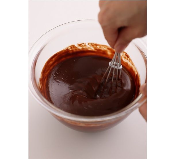 なじむまでよく混ぜる （C）emi sweets／KADOKAWA