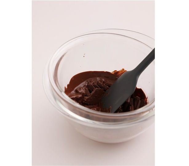 ボウルにチョコレートを入れ、湯煎または電子レンジで溶かす （C）emi sweets／KADOKAWA