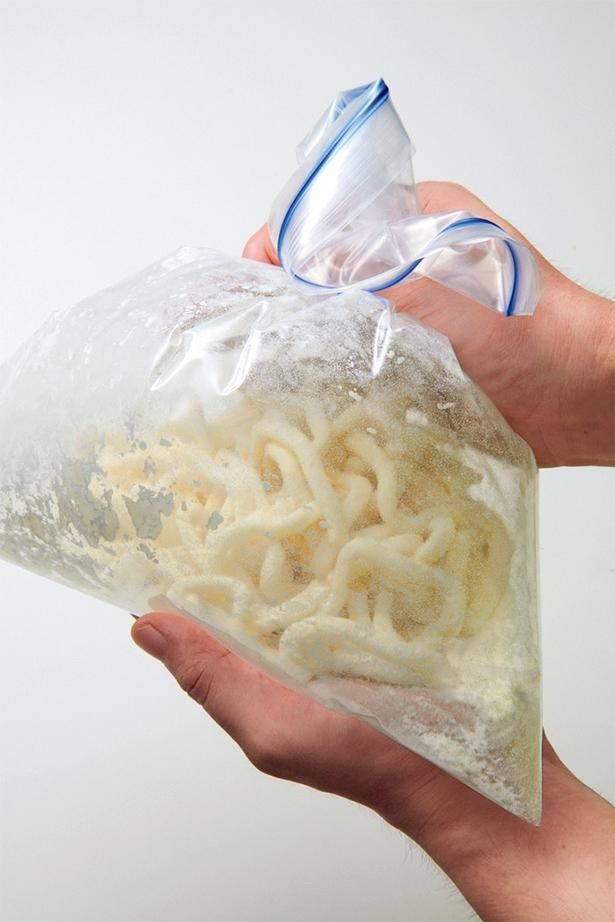 袋に薄力粉、粉糖、うどんを入れて振ると、粉がうどん全体にまぶされる （C）げんきスイーツ／KADOKAWA
