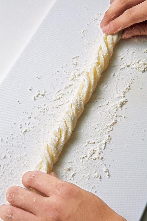 うどんはきつめにねじっていく （C）げんきスイーツ／KADOKAWA