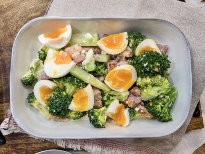 ベーコンとゆで卵とブロッコリーのデリ風サラダ