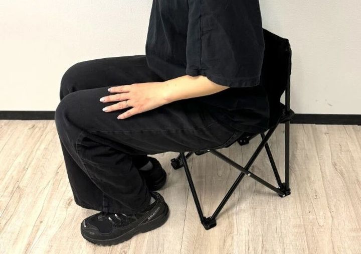 ダイソー 折りたたみアウトドアチェア（収納袋付、背もたれ付） 使用例