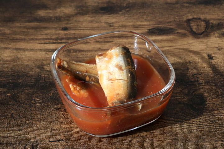 ダイソーのいわしトマト煮は丸ごと4匹入りで満足感がある