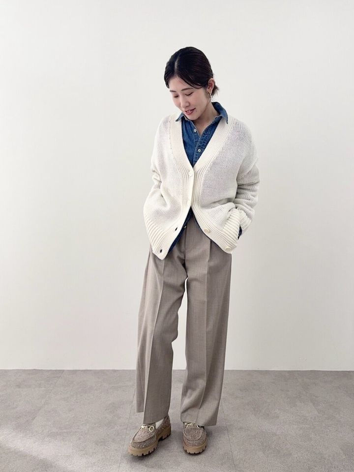 2026春大人女性ベージュワイドパンツレイヤードコーデ