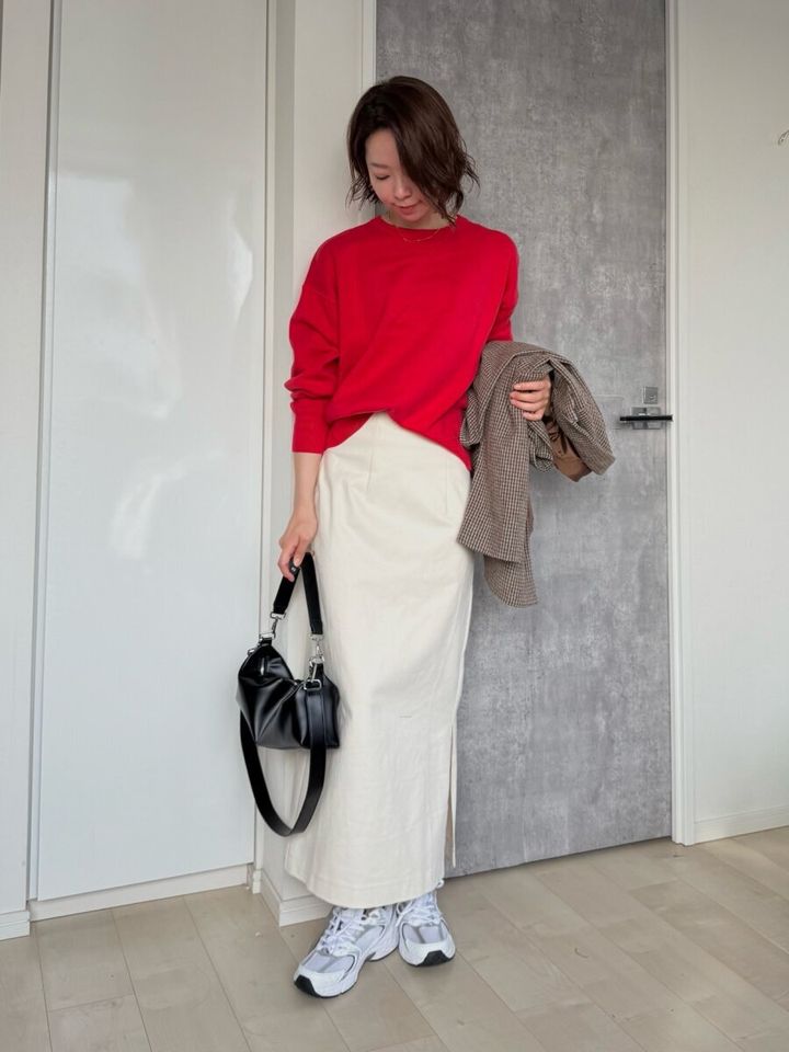ユニクロスムースコットンクルーネックセーターとアイボリースカートコーデ