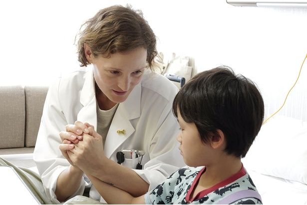 ヴィッキー・クリープス演じるコリーは神戸の臓器移植医療センターでサポートスタッフとして働く [c]CINÉFRANCE STUDIOS - KUMIE INC - TARANTULA - VIKTORIA PRODUCTIONS - PIO&CO - PROD LAB - MARIGNAN FILMS - 2025 