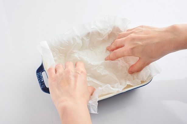 クッキングシートをクシャッとしたあと広げて、耐熱容器に敷く （C）青木ゆかり（♪♪maron♪♪）／KADOKAWA