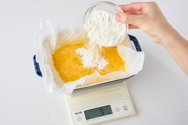 ホットケーキミックスを加えて粉っぽさがなくなるまで混ぜる （C）青木ゆかり（♪♪maron♪♪）／KADOKAWA