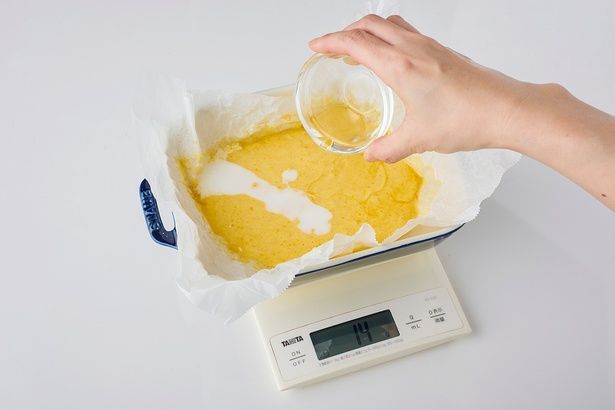 牛乳と油を加えて均一になるまで混ぜる （C）青木ゆかり（♪♪maron♪♪）／KADOKAWA