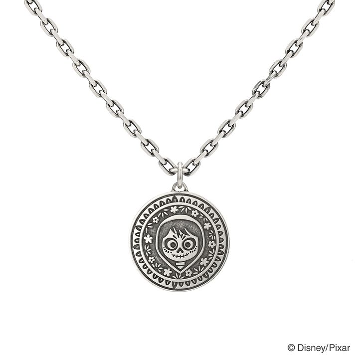 仕事中も愛用の『リメンバー・ミー』をモチーフにしたシルバーネックレス