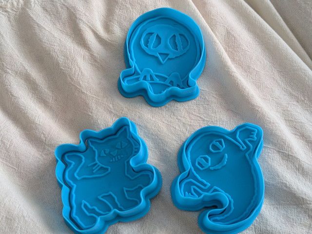 付録の抜き型＆スタンプ3種（ふくろう・ねこ・おばけ）を並べた様子