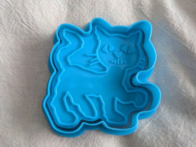 ねこスタンプを重ねた状態（顔・しっぽ・手足のラインがくっきり見える）