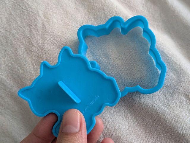 ねこスタンプの裏面（押しやすい持ち手が付いている）