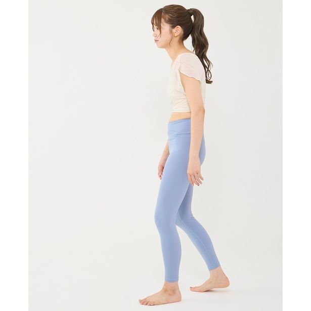 お腹の力を使わずに脚だけで歩いている (C)かなぺ／KADOKAWA