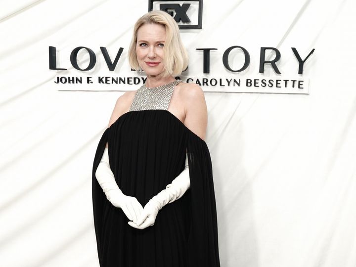 ナオミ・ワッツ、エレガントなドレス姿でレッドカーペットに登場 （C）AFLO width=