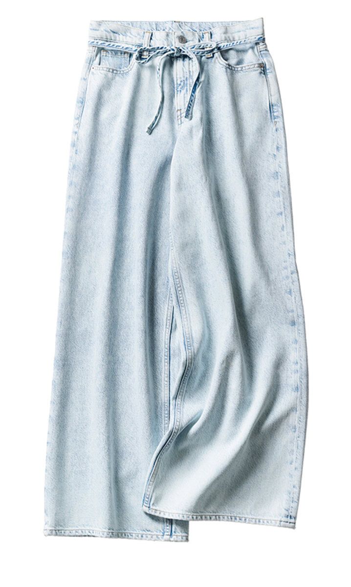 1990年代ファッションの流行で注目されているアイスウォッシュデニム。色ムラがあるウエストリボンでカジュアルな雰囲気に。デニムパンツ¥11,900／ギャップ