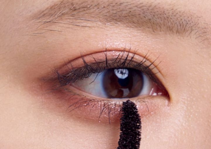 マスカラをつけているところ