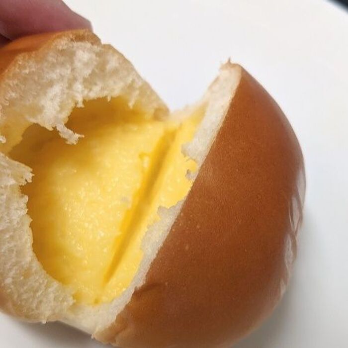 タテに切り目を入れてホイップクリームを詰める