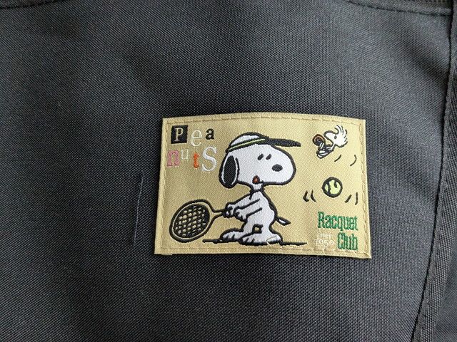 スヌーピーのワッペンタグ（テニスラケットを持つデザイン）