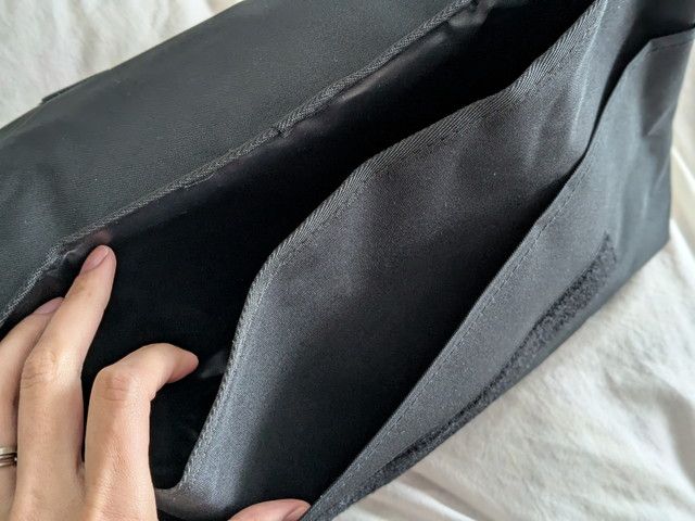 メイン収納の2層（仕切り）構造が分かる内側