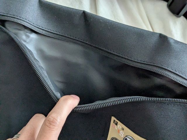 前面ファスナーポケットを開けた様子（内側の裏地）