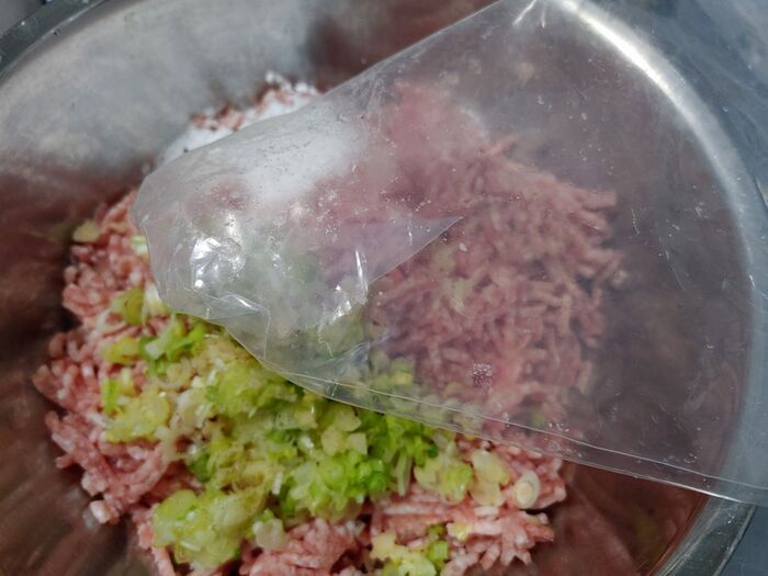 余った「絞り袋」しまうの待って！毎日のごはん作りにこそ使うべき♡手が汚れなくて最高なんです