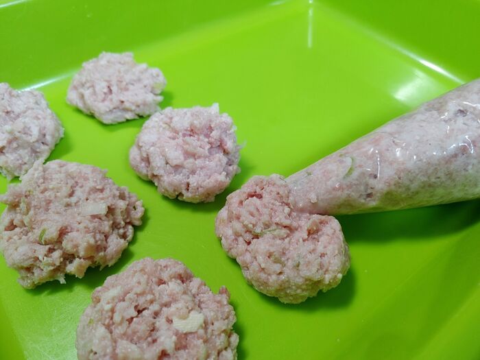 余った「絞り袋」しまうの待って！毎日のごはん作りにこそ使うべき♡手が汚れなくて最高なんです