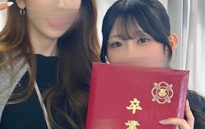 【写真・画像】17歳で出産した元ヤン美女→18年後…高校を卒業する長女との2ショット＆現在の姿に驚きの声「姉妹みたい」 1枚目