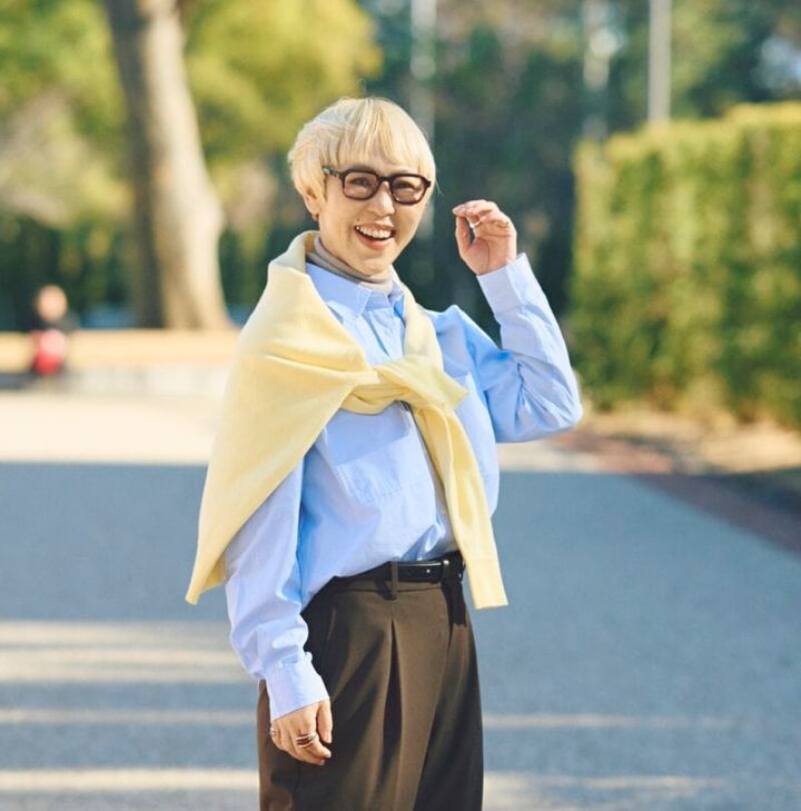 肩かけがこなれて見えるコツはアシンメトリーにかけること