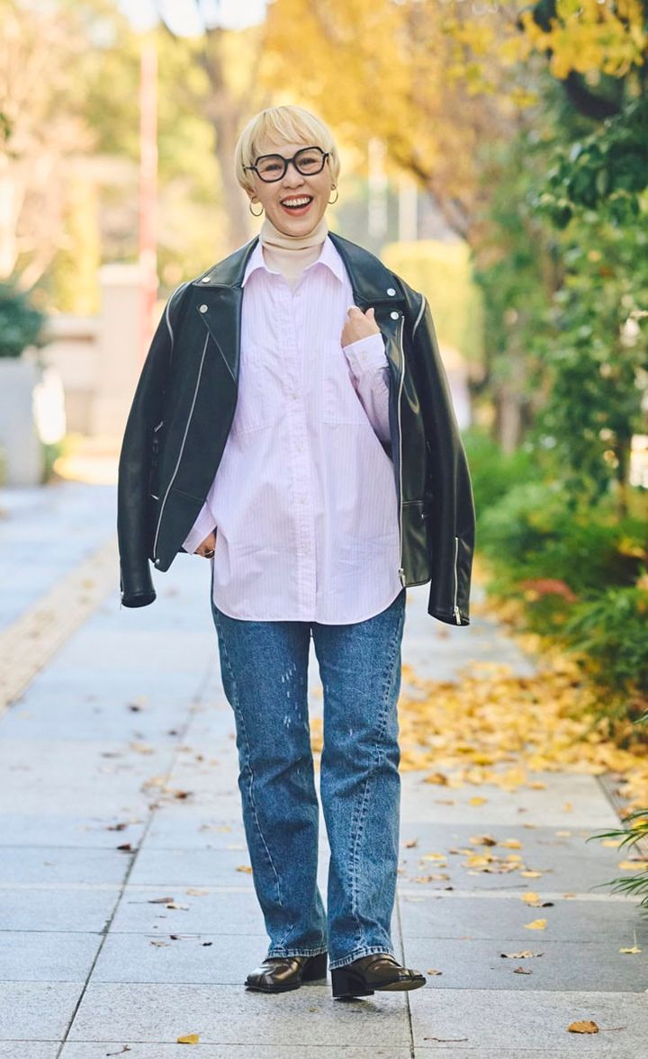 エコレザーのジャケットに、ユニクロのピンクのシャツを合わせて