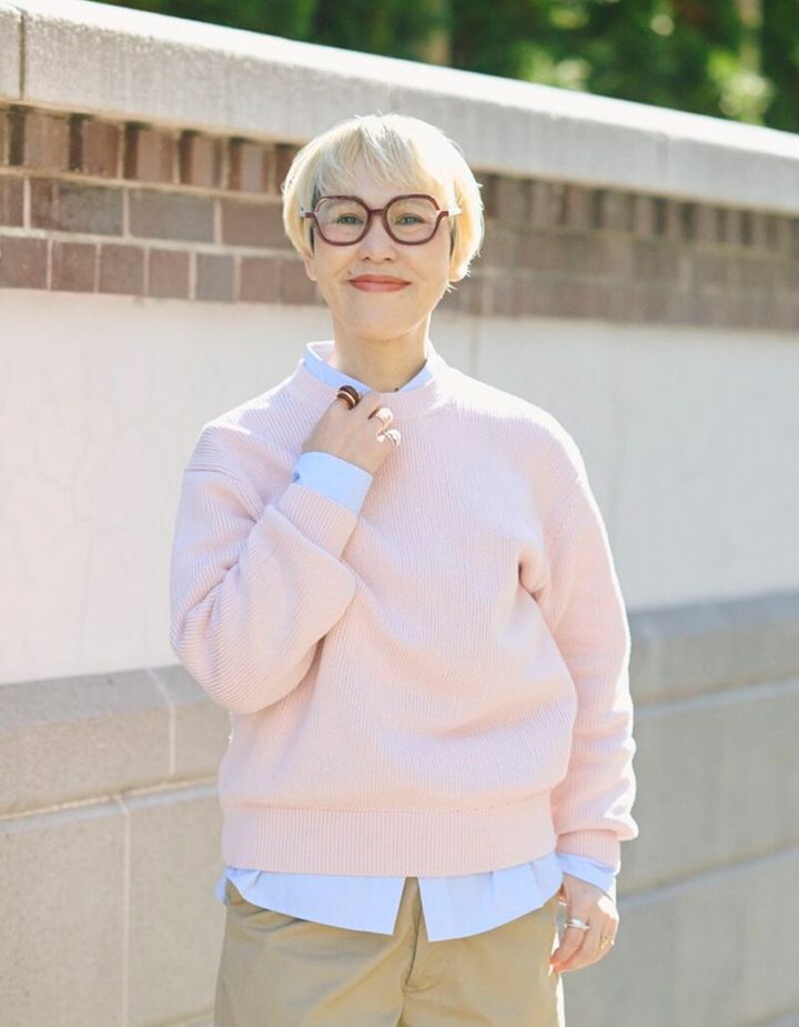 GUのピンクのニットでプレッピー風