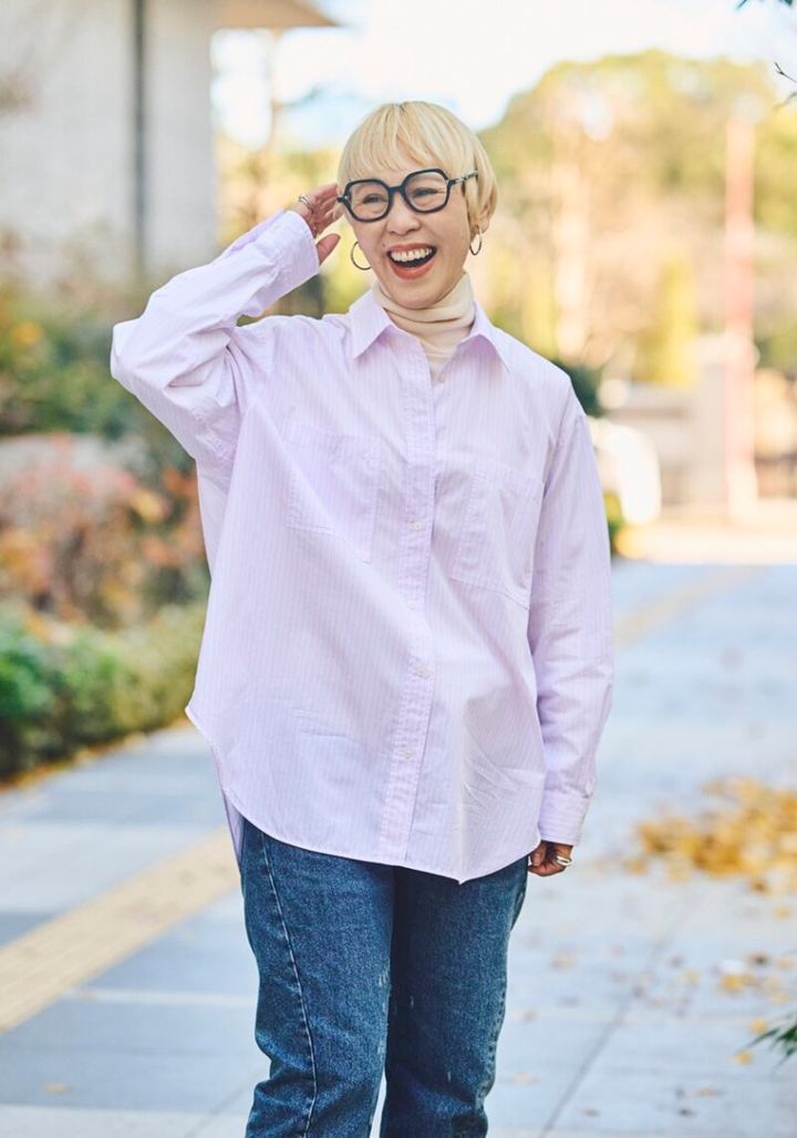 1枚で着ても様になる、淡いピンクのストライプシャツ