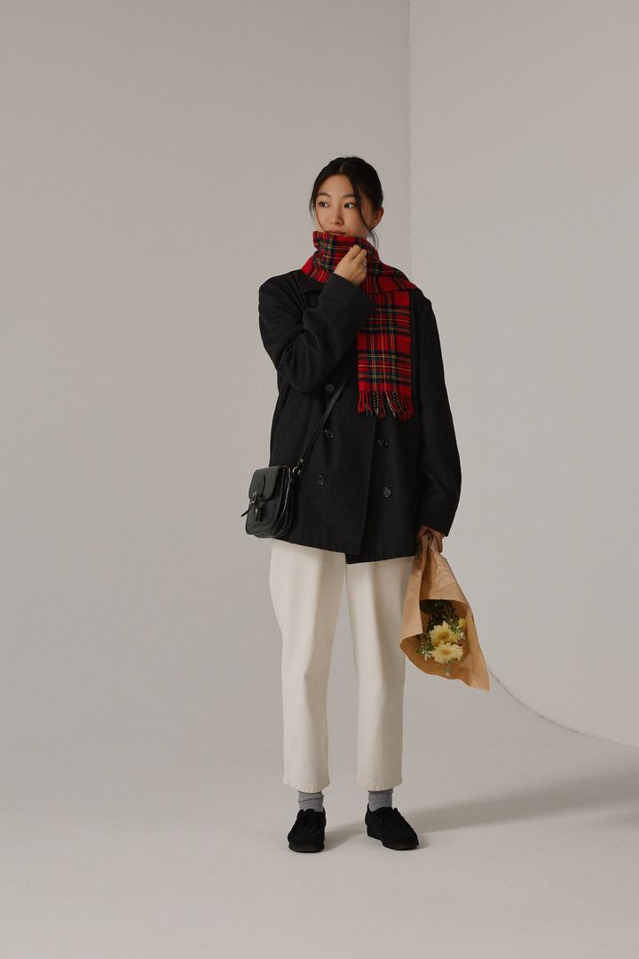 暗めのコートコーデ2選。効かせる白の分量で印象が変わる！【FUDGE FRIEND おしゃれさんの毎日コーディネート｜栁沼芽以】 