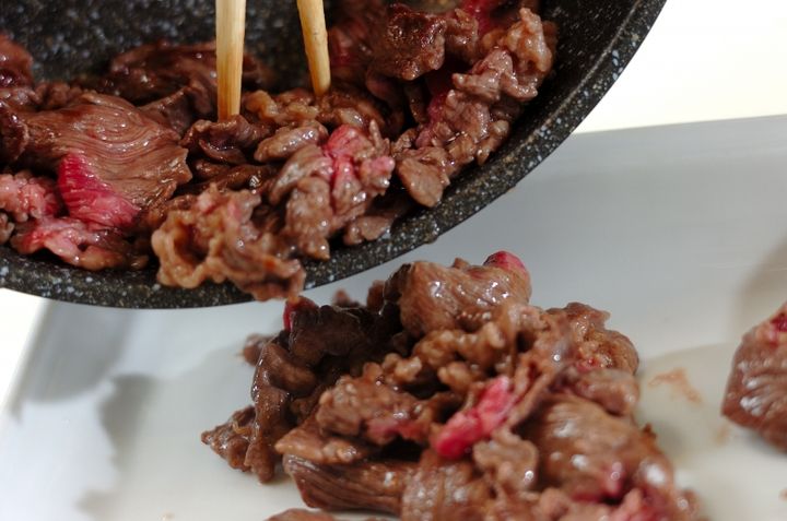 牛肉と白菜のオイスター丼の作り方1