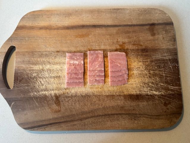 ベーコンを切る