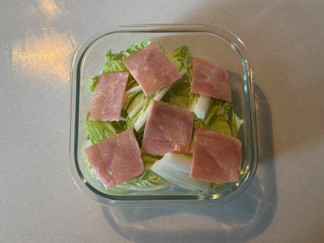 耐熱容器に白菜にベーコンを入れる