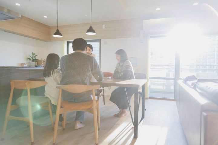 リビングのテーブルで家族団らん