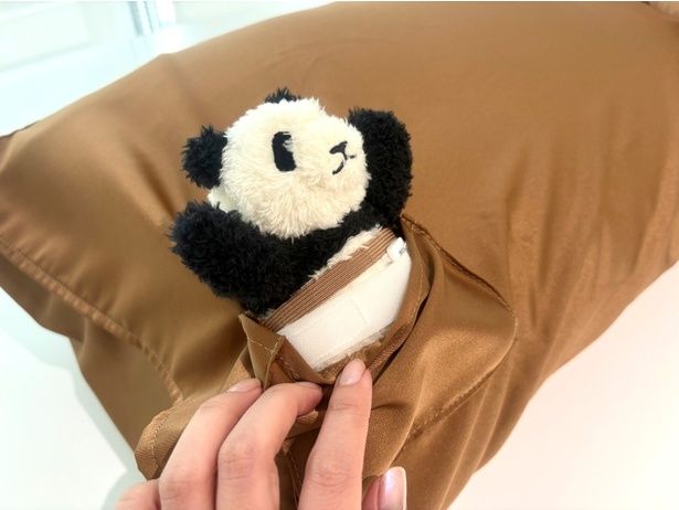 ポケットの中にゴムバンドが付いており、大切な推しをしっかり固定